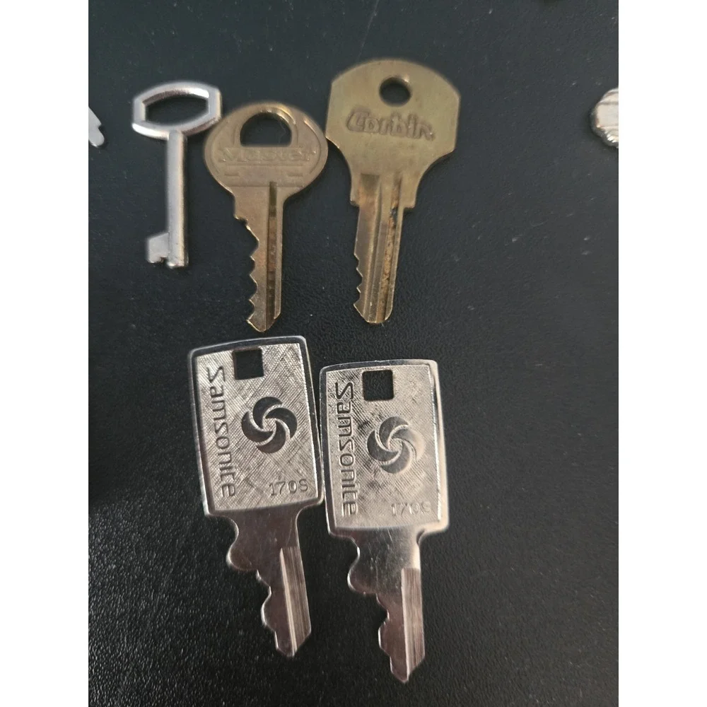 Bundled Lot of Vintage Keys